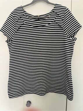 Banana Republic Black & White Striped Women's Top - Classic Crew Neck